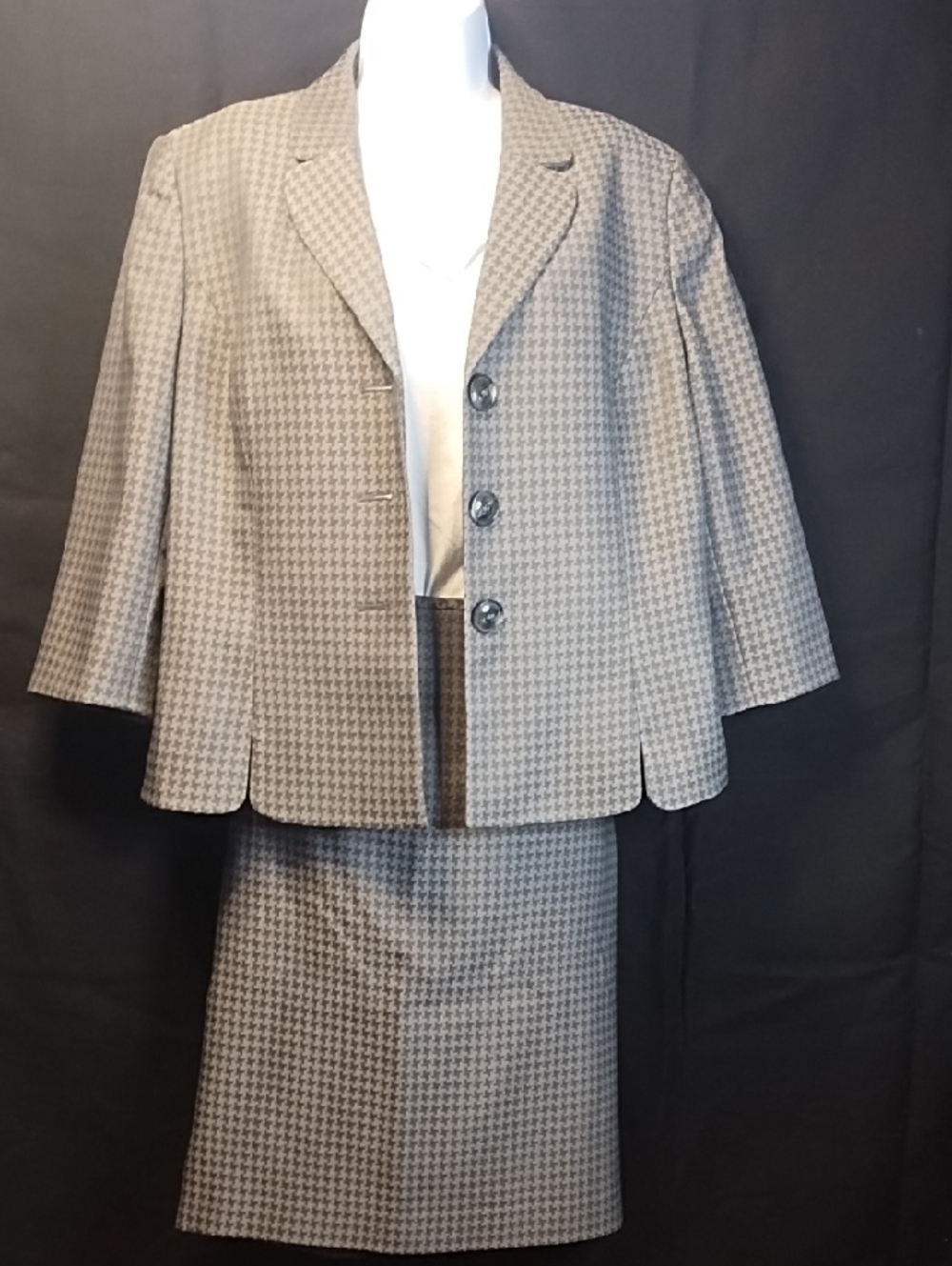 Le Suit Size 16P Houndstooth Two-Piece Skirt Suit in Gray